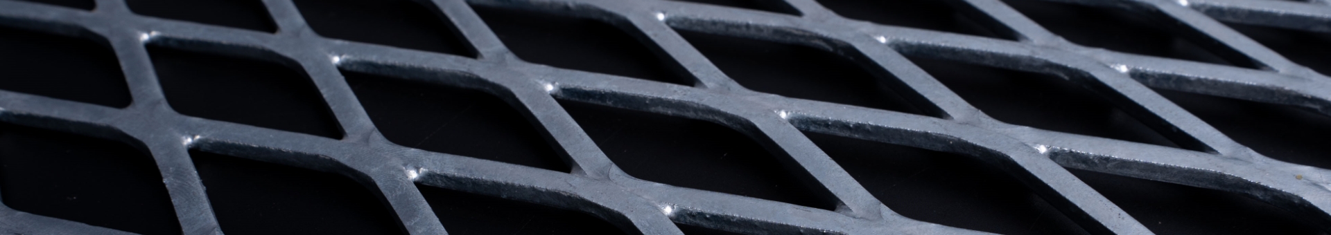 倾斜角度拍摄的碳钢材质的压平型钢板网产品。
