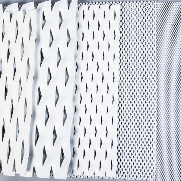 几片表面经过PVDF氟碳喷涂处理的钢板网。