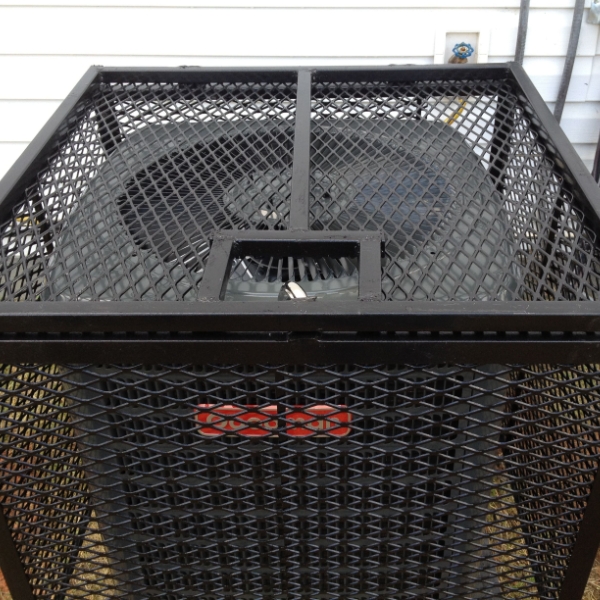 黑色的钢板网防护罩安装在户外空调机组上。