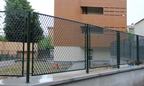 深绿色的普通钢板网围栏的局部细节图。