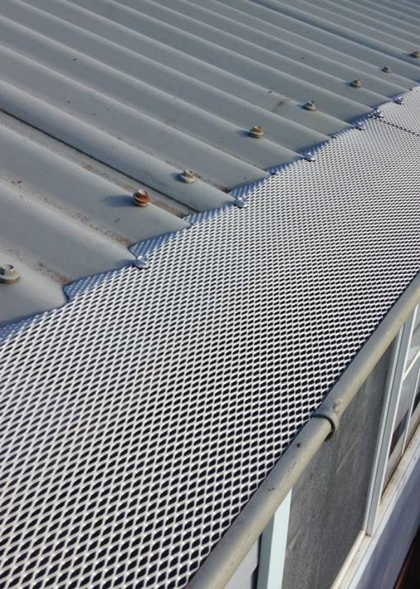 钢板网落叶防护网安装在屋檐边缘处。