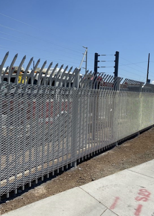 钢板网安全围栏安装在金属框架上。