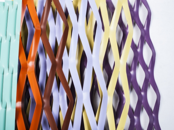 几片不同颜色的喷塑钢板网。