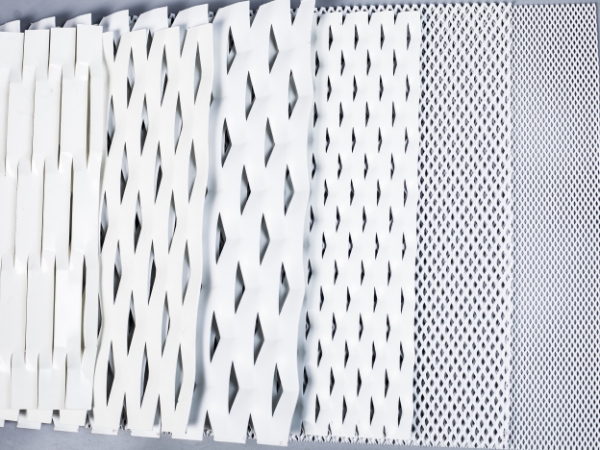 几片表面经过PVDF氟碳喷涂处理的钢板网。