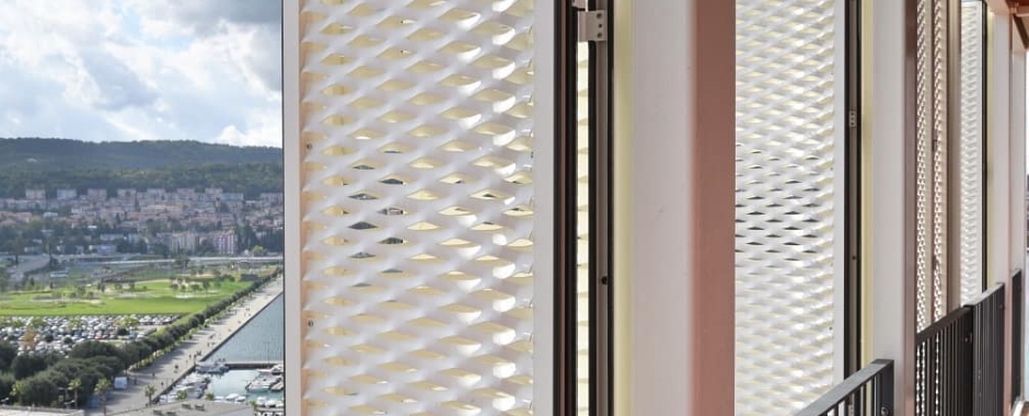 白色的钢板网遮阳网安装在高层建筑。
