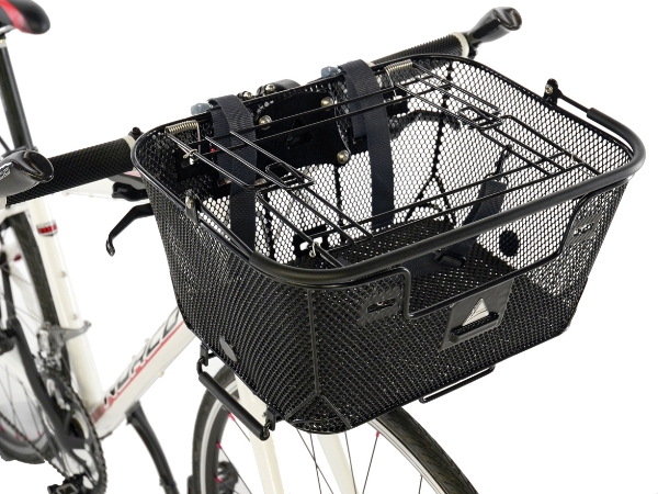 一辆自行车的车把前面安装着黑色的钢板网车篮。