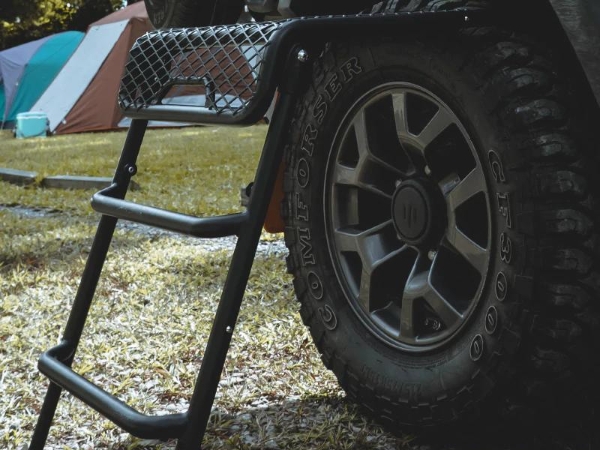 黑色的车梯踏板使用钢板网，架在车轮上。
