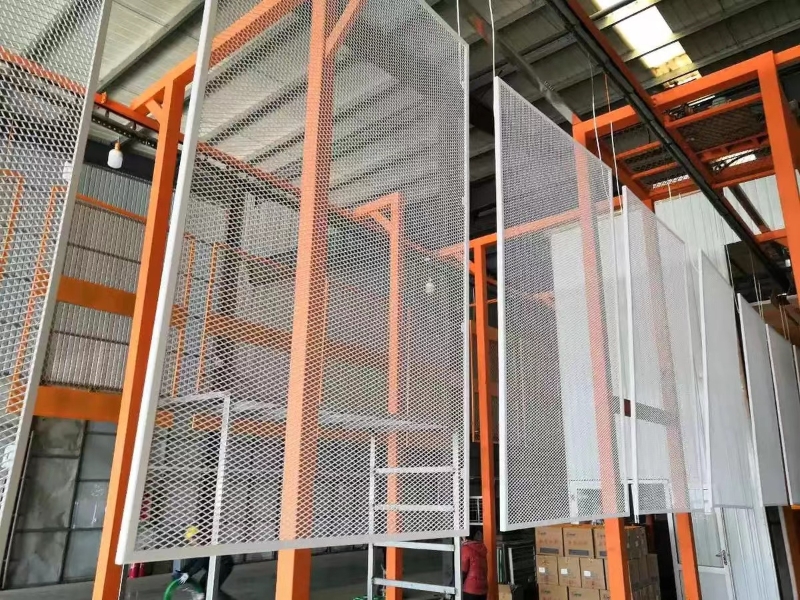 白色的钢板网吊挂在橙色的钢架上。