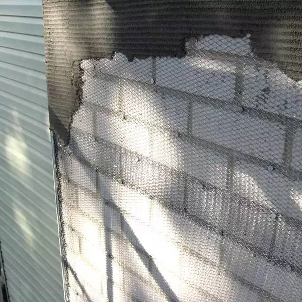 钢板网抹灰网贴在砖面墙上，灰料涂抹在钢板网上。