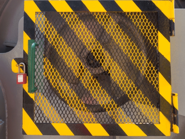 黄色和黑色相间颜色的钢板网防护罩罩在飞轮的部位。