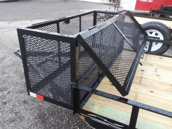 拖车的前端安装着黑色的钢板网工具箱