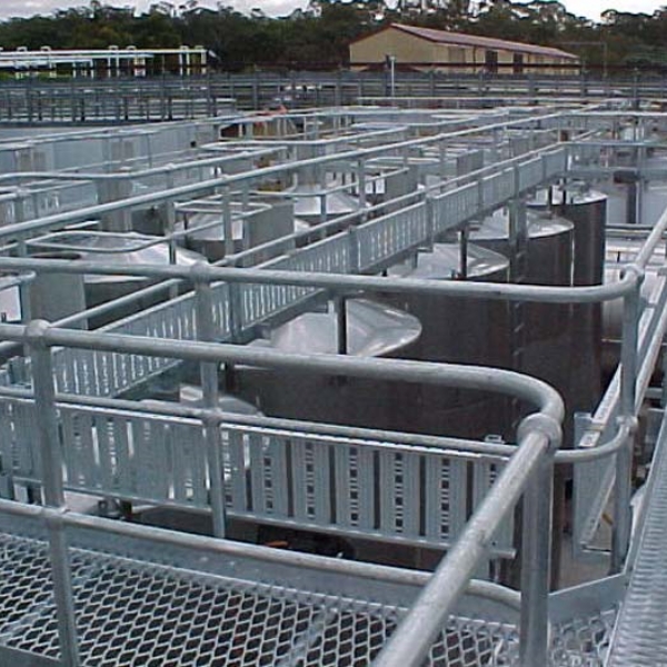 工业设施周围安装着钢板网人行走道。