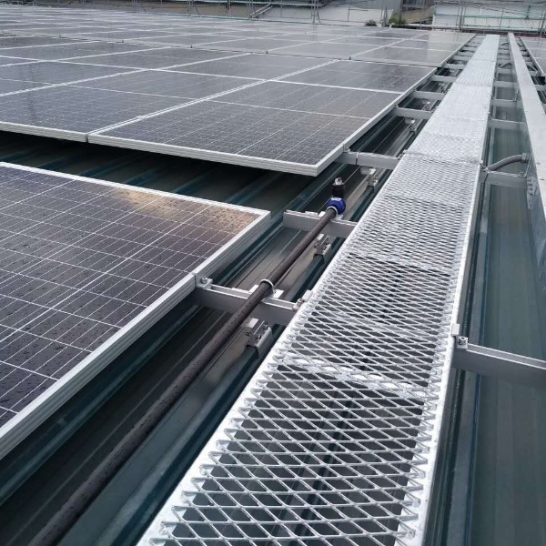 阳能板中间安装着菱形网孔的钢板网菱形走道。