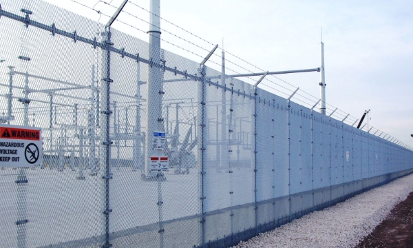菱形网孔的重型钢板网围栏安装在变电站外围。