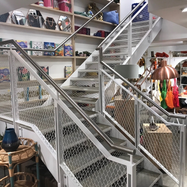 商店内的楼梯栏杆采用的是钢板网填充板