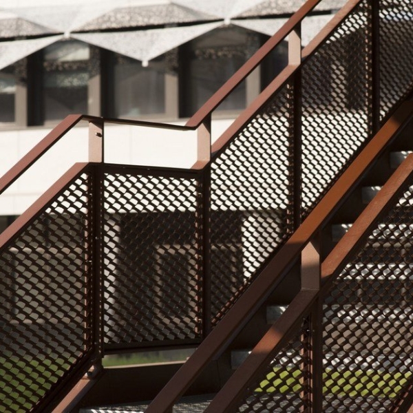外楼梯安装着棕色的钢板网栏杆