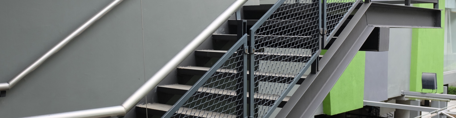 建筑户外楼梯栏杆采用的是钢板网材料的填充板。