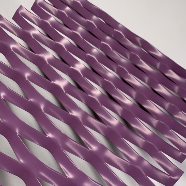 一片紫色粉末喷涂的钢板网网片。