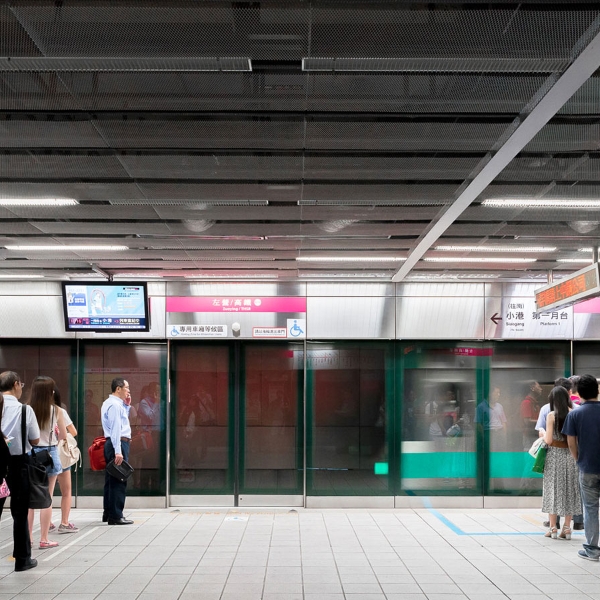 地铁站内安装着钢板网天花板。